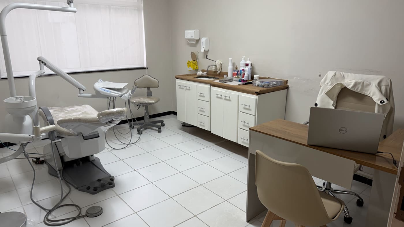 Sala clínica da Elev vista de outro ângulo, com a cadeira preparada para o atendimento